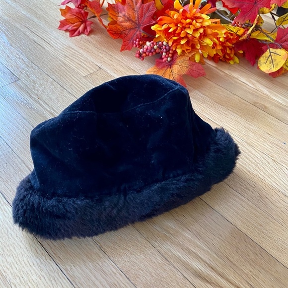 Gymboree Black Faux Fur Trimmed Winter Hat – Kids Size S-M (3–4 Years) - Picture 4 of 8